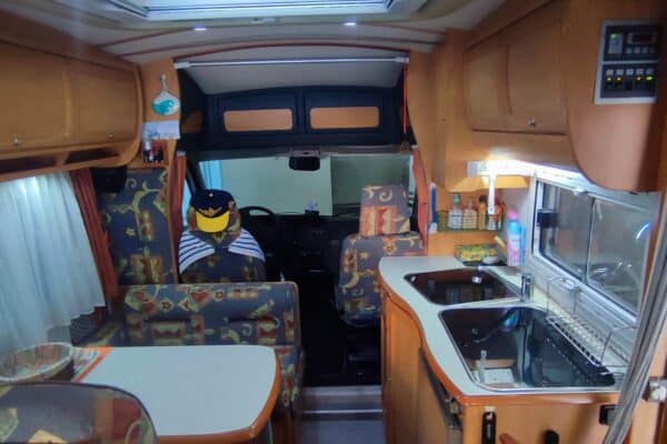 Intérieur moderne de camping-car équipé.