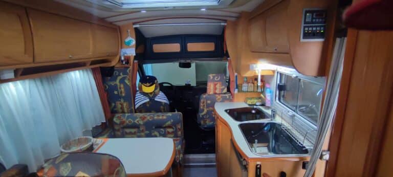 Intérieur moderne de camping-car équipé.