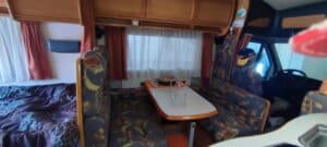 Intérieur cosy de camping-car avec coin repas.