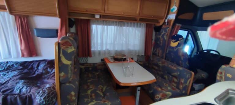 Intérieur cosy de camping-car avec coin repas.