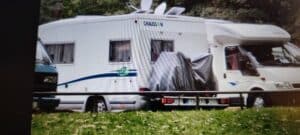 Caravane et camping-car stationnés sur herbe.