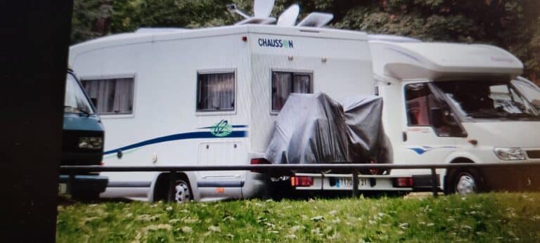 Caravane et camping-car stationnés sur herbe.