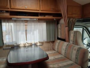 Intérieur cosy de camping-car vintage.
