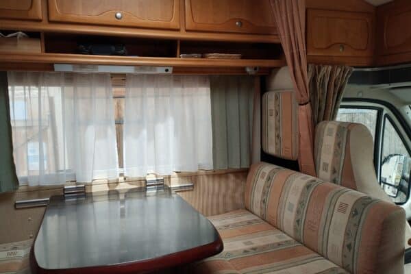 Gemütliches Interieur von Wohnmobil Vintage.