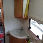 Intérieur de salle de bain de camping-car.