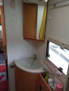 Intérieur de salle de bain de camping-car.