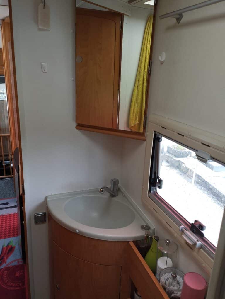 Intérieur de salle de bain de camping-car.