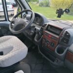 Intérieur de voiture avec volant et tableau de bord.