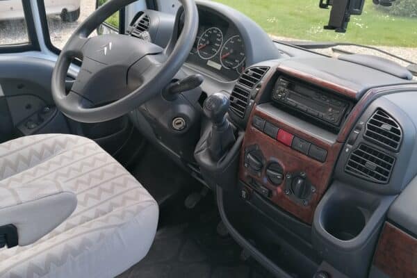 Intérieur de voiture avec volant et tableau de bord.