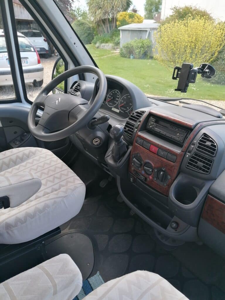 Intérieur de voiture avec volant et tableau de bord.