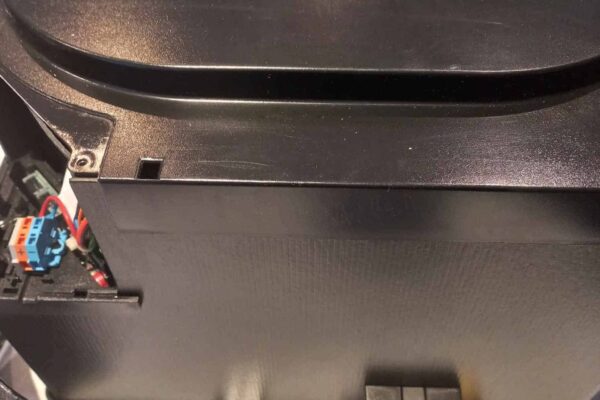 Stampante aperta con componenti interni visibili.