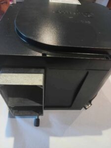 Projecteur Epson noir ouvert, vue latérale.
