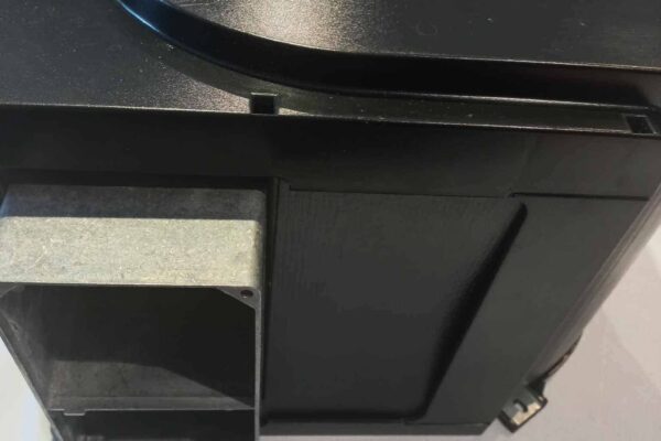 Proiettore Epson nero aperto, vista laterale.