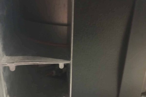 Dispenser nero con cassetti in plastica trasparente.