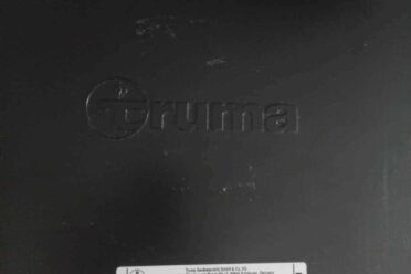 Étiquette produit sur chauffe-eau noir Truma.