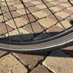 Pneu de vélo sur pavés colorés.