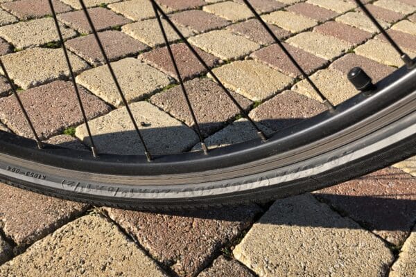 Pneumatico da bicicletta su ciottoli colorati.