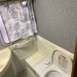 Toilette compacte dans un espace étroit de camping-car.