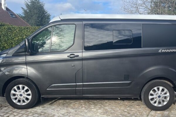 Fourgon gris stationné en extérieur