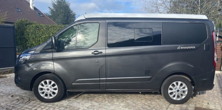 Fourgon gris stationné en extérieur