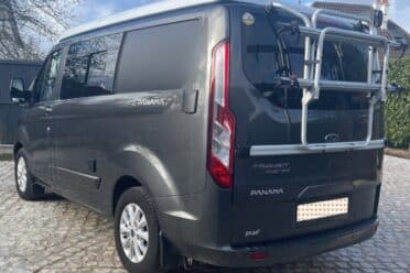 Fourgon gris Ford Transit Custom.