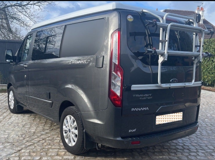 Fourgon gris Ford Transit Custom.