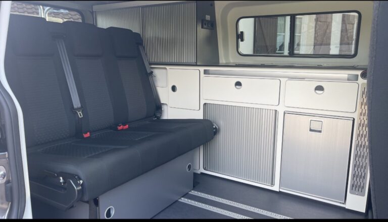 Intérieur moderne de van aménagé.