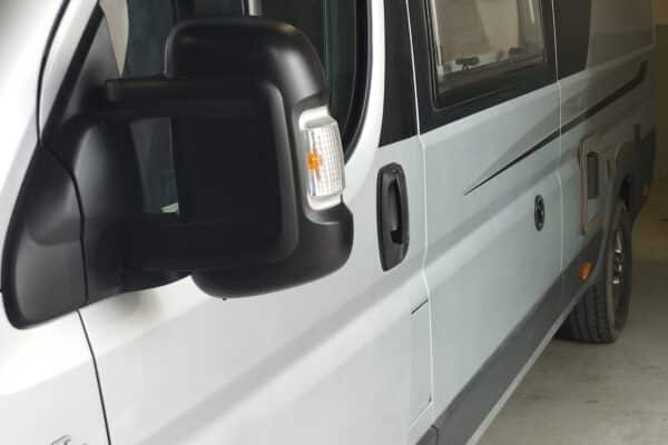 Wohnmobil Modernes graues Auto, das in einer Garage geparkt ist.