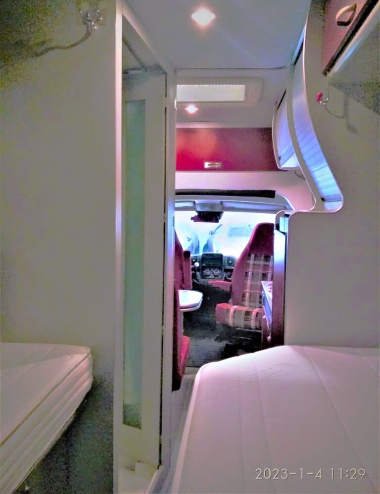 Intérieur moderne d'un wagon-lit de train.