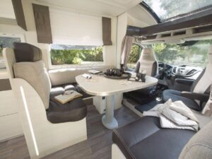 Intérieur moderne de camping-car lumineux et spacieux.