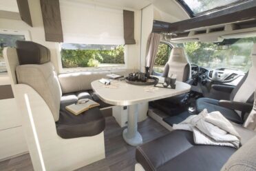 Intérieur moderne de camping-car lumineux et spacieux.