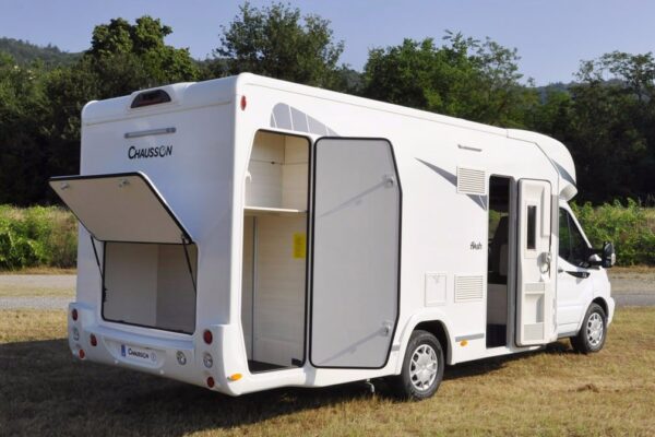 Camping-car Chausson blanc garé en pleine nature.