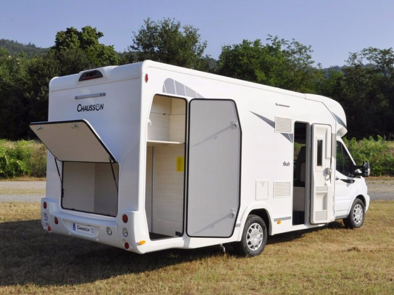 Camping-car Chausson blanc garé en pleine nature.