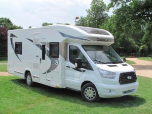 Camping-car Chausson blanc moderne garé dans un parc.
