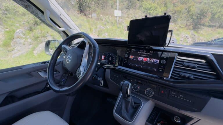 Intérieur moderne de voiture avec écrans et volant.