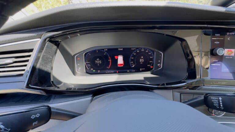 Tableau de bord moderne de voiture avec écrans numériques.