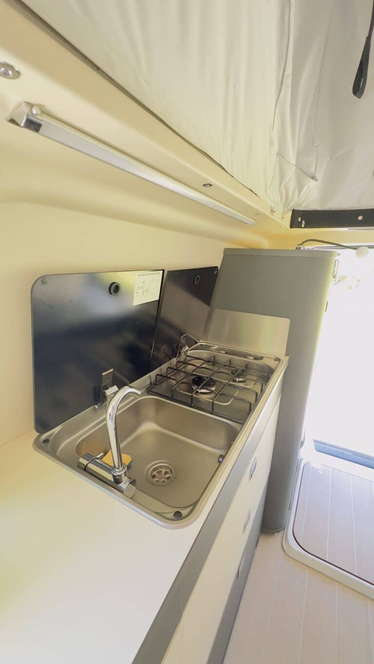 Cuisine compacte dans une caravane moderne.