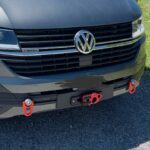 Avant de voiture Volkswagen grise avec crochets rouges.