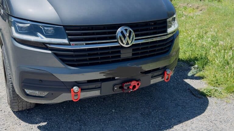Avant de voiture Volkswagen grise avec crochets rouges.