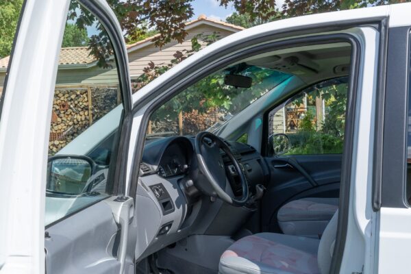 Offener Innenraum eines weißen camionnette am Tag.