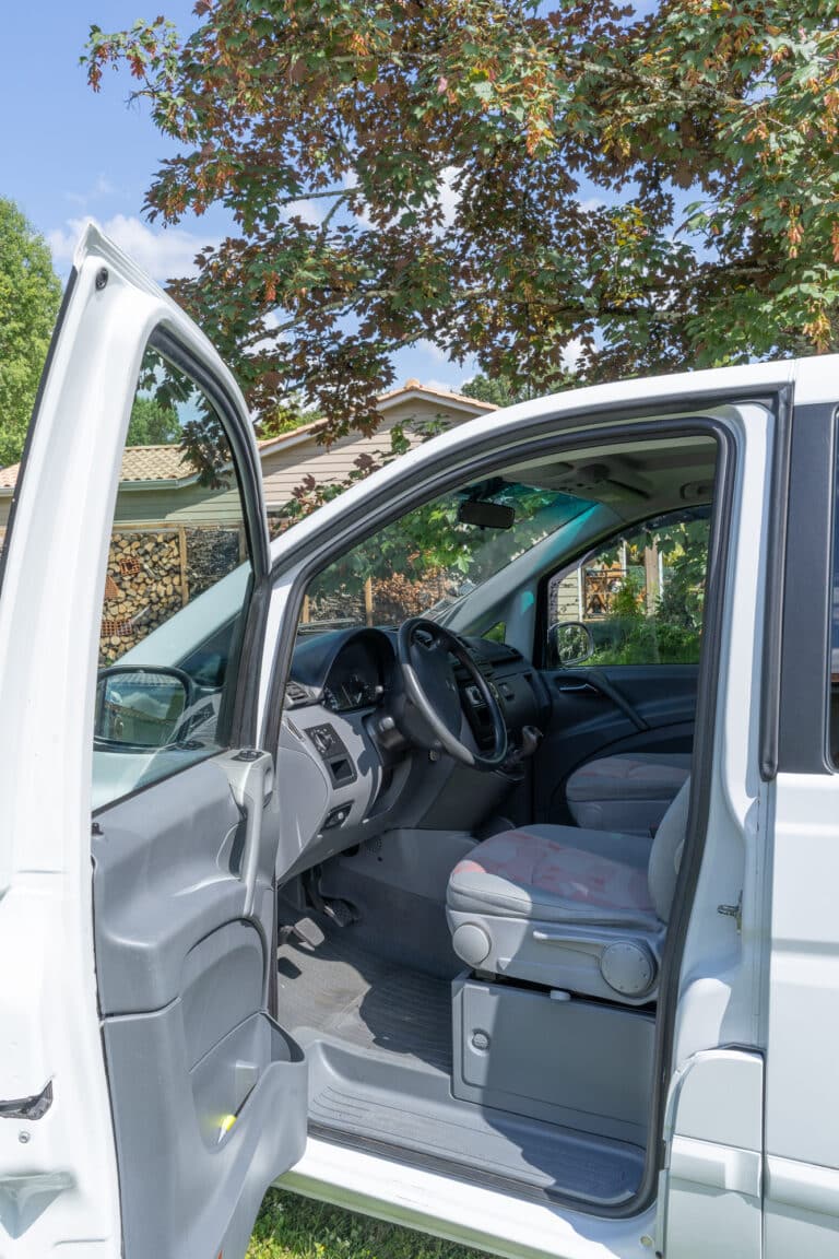 Intérieur ouvert d'une camionnette blanche en journée.