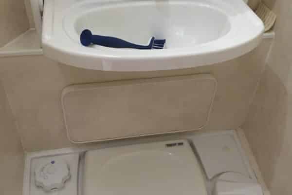 Bagno con lavabo e WC integrato.