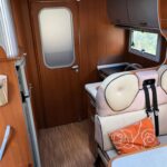 Intérieur moderne de caravane avec sièges oranges.