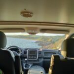 Vue depuis une voiture sur les côtes côtières.