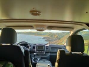 Vue depuis une voiture sur les côtes côtières.