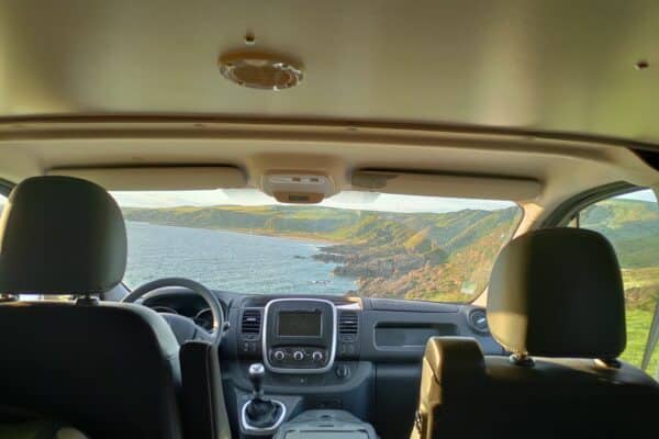 Vue depuis une voiture sur les côtes côtières.