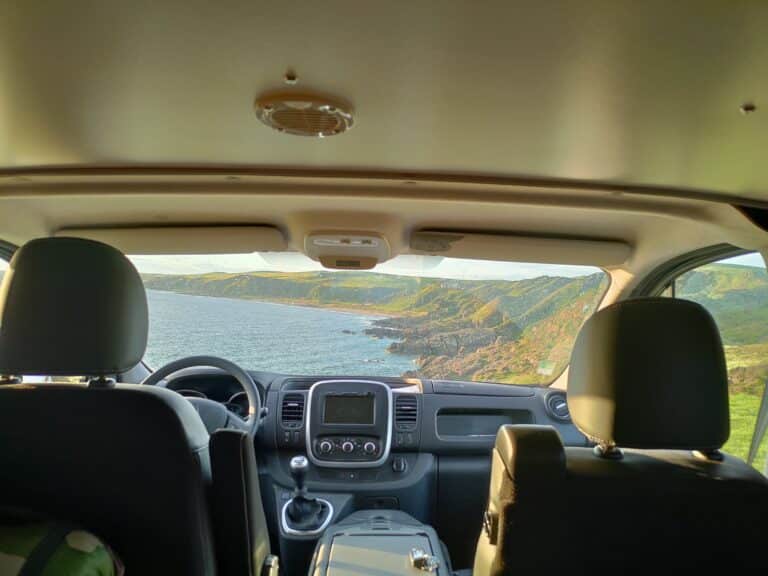 Vue depuis une voiture sur les côtes côtières.