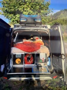 Coffre de voiture aménagé pour le camping en pleine nature.