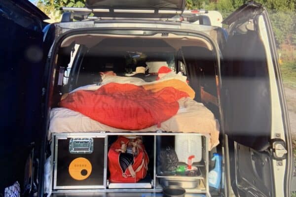 Coffre de voiture aménagé pour le camping en pleine nature.
