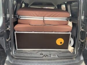 Matelas pliés dans le coffre d'un fourgon.